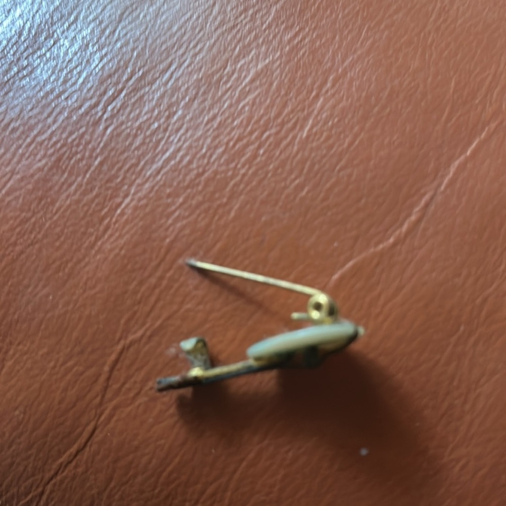 Elegant Gold and Cream Guitar Brooch - Picture 3 of 3